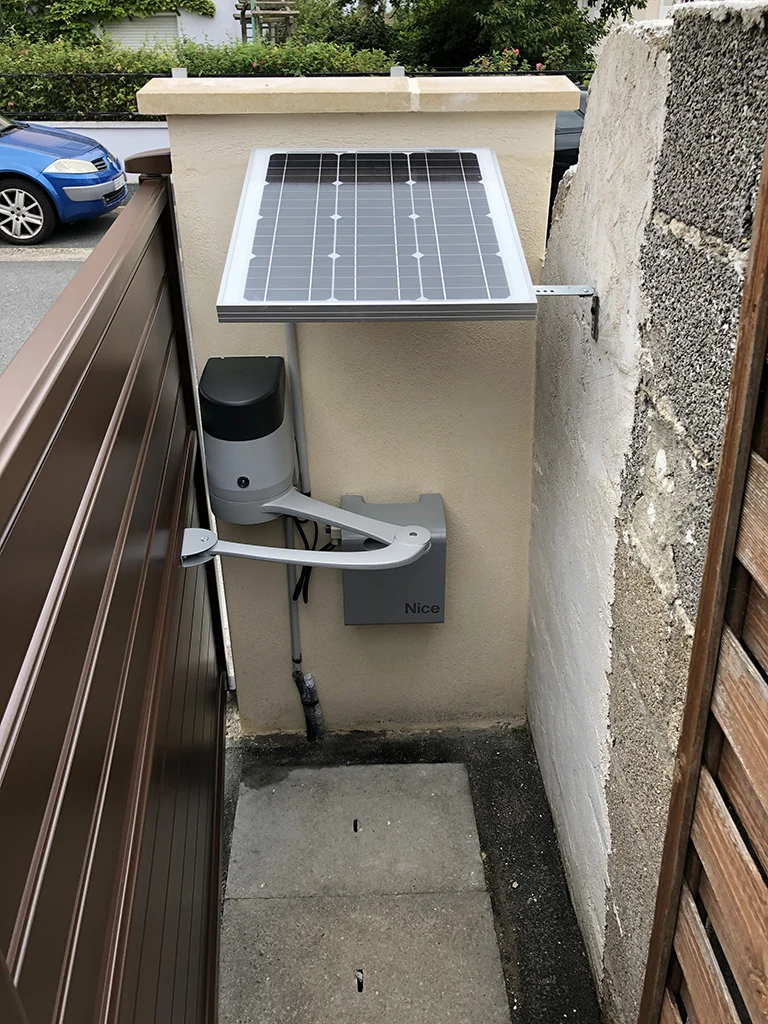 Portail électrique (Solaire) - Déclic Habitat