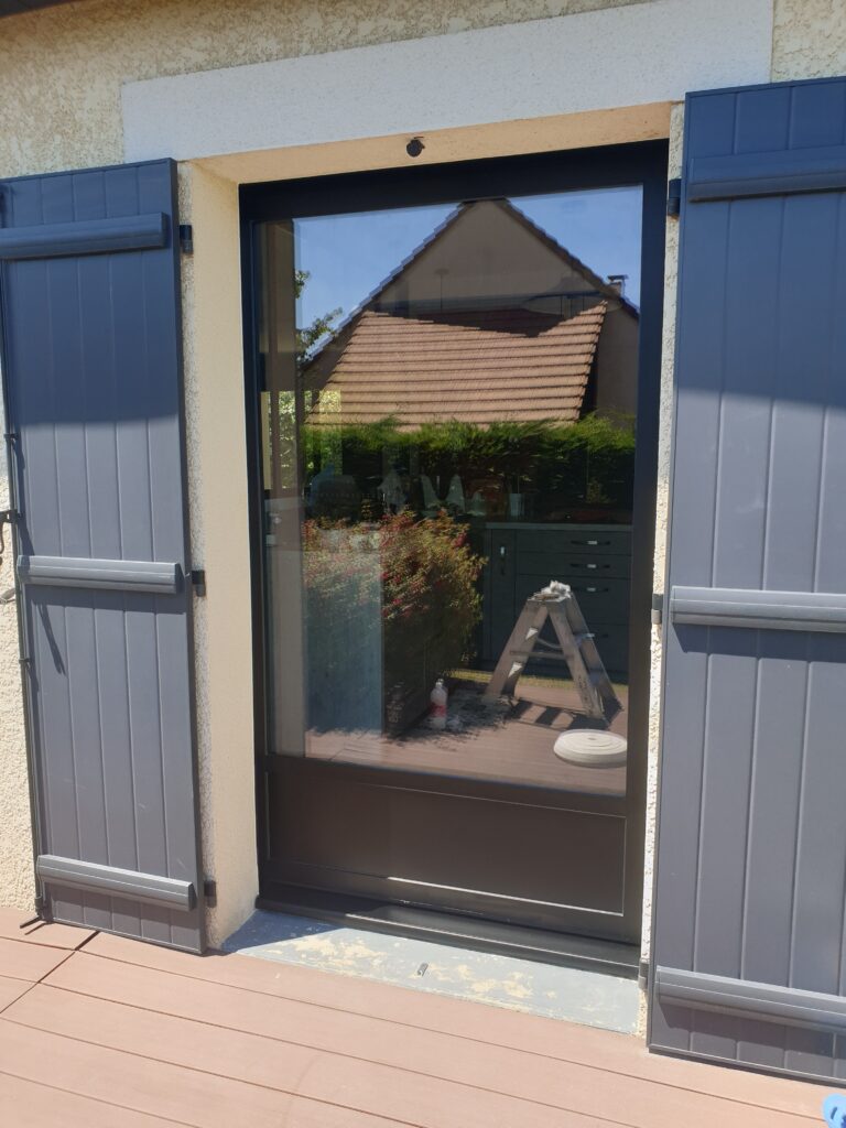 Fenêtre aluminium K-Line - Volets battants - Déclic Habitat