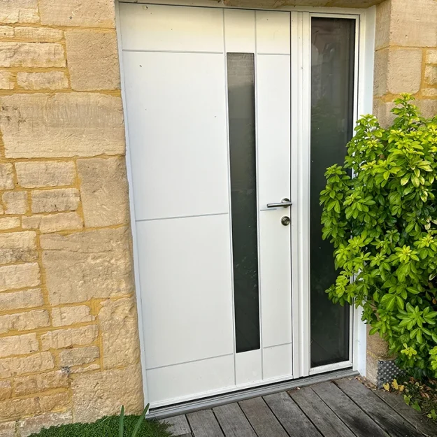 Porte d'entrée alu K-Line modèle Lyra couleur blanc 9010 à Thaon